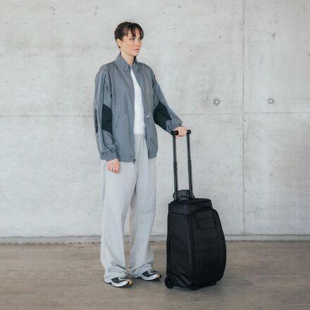 (取寄) Db ハガー ローラー 40L バッグ Db Hugger Roller 40L Bag Black Outの画像