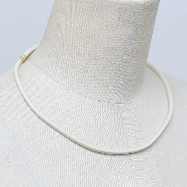 マグネット式 ネオジム 磁石 ネックレス ブレスレット アンクレット 対応 アクセサリー 女性 おしゃれ 磁気 最強 幅4mm 使用時最長50cm・エコレザー・ミルク