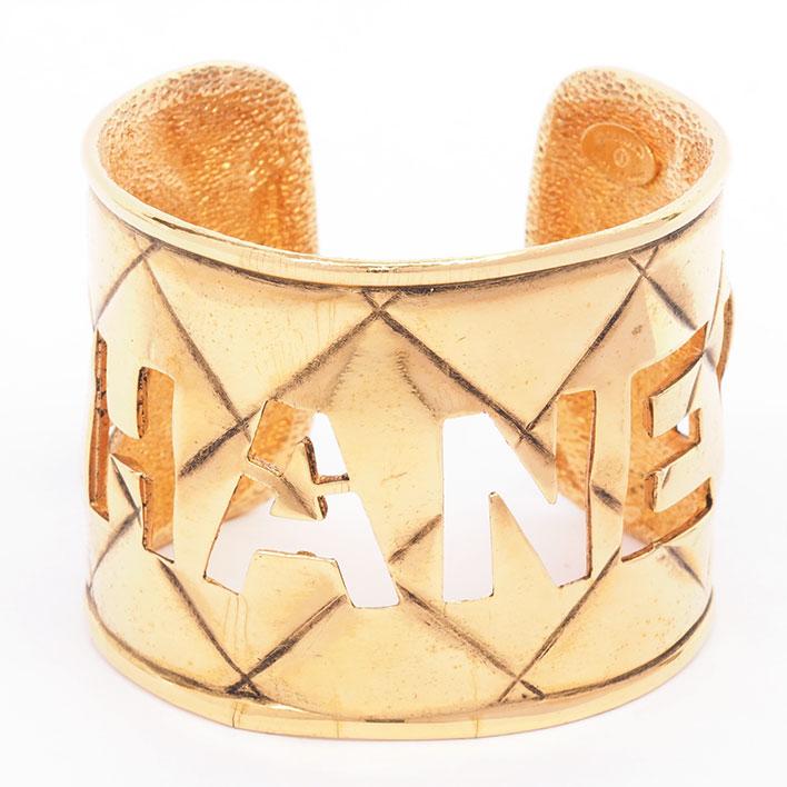 CHANEL（シャネル） 【返品OK】シャネル ロゴ カットアウト マトラッセ 