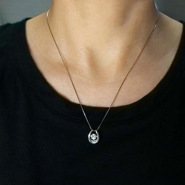ダンシングストーン ダイヤモンド ネックレス 0.3ct プラチナ Pt900 揺れる ネックレス ダンシングダイヤ 馬蹄 ホースシュー クロスフォー 正規品 鑑別書付の画像