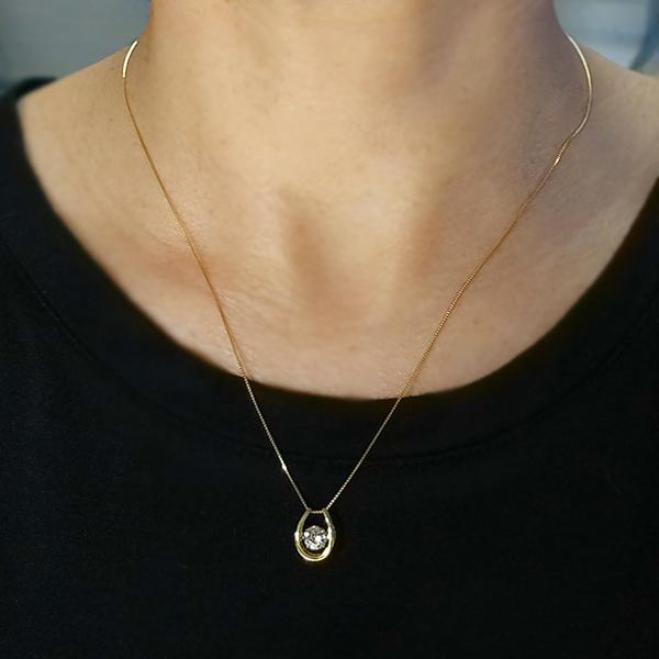 ダンシングストーン ダイヤモンド ネックレス 0.5ct K18 イエローゴールド 揺れる ネックレス ダンシングダイヤ 馬蹄 ホースシュー クロスフォー 正規品の画像