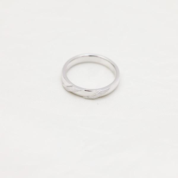 結婚指輪 ホワイトゴールド メンズ K18WG 刻印無料 ななめライン ヘアライン 指輪 マリッジリング シンプル 爆買の画像