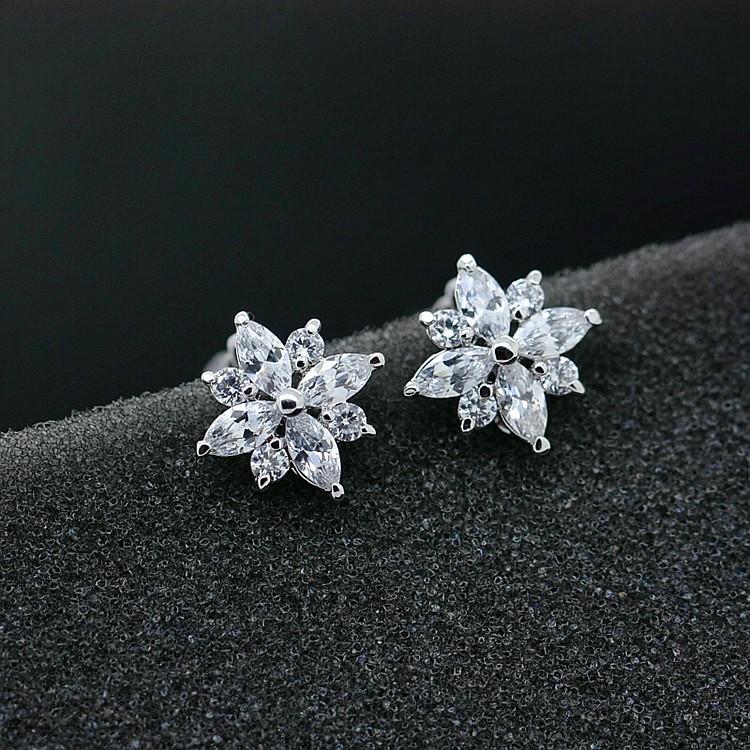輝く高品質な レディース ピアス SWAROVSKI スワロフスキー 雪華 雪の結晶 アクセサリー