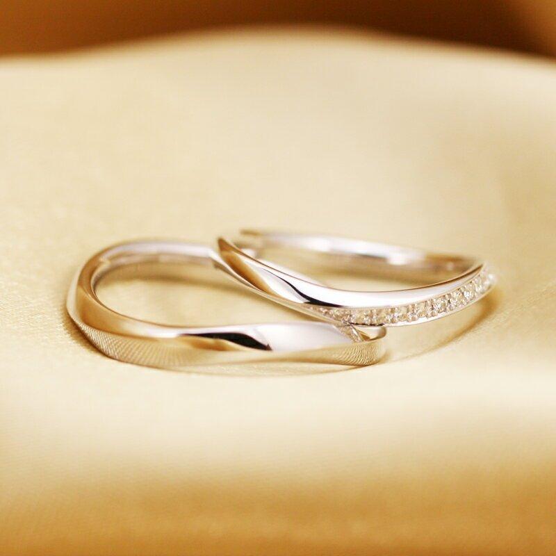 結婚指輪 プラチナ pt950 メンズ  指輪 ウェーブ 内甲丸 マリッジリング 刻印・シークレットストーン無料の画像