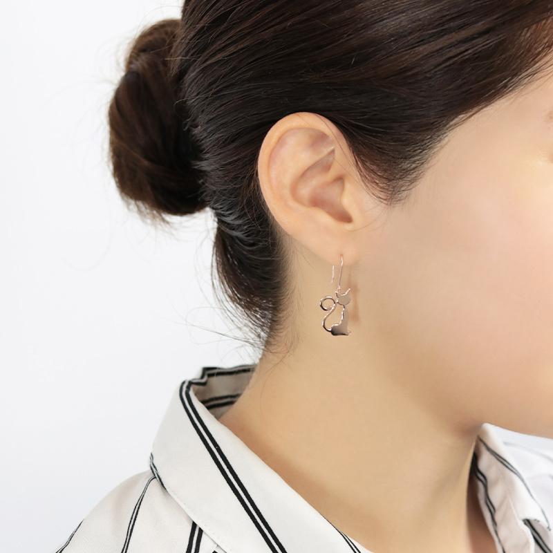 K18 YG/WG/PG 猫 シルエット ピアス 18金 K18 両耳 プレゼント ギフト ゴールドカラーは選べる ねこ かわいい おすわりの画像
