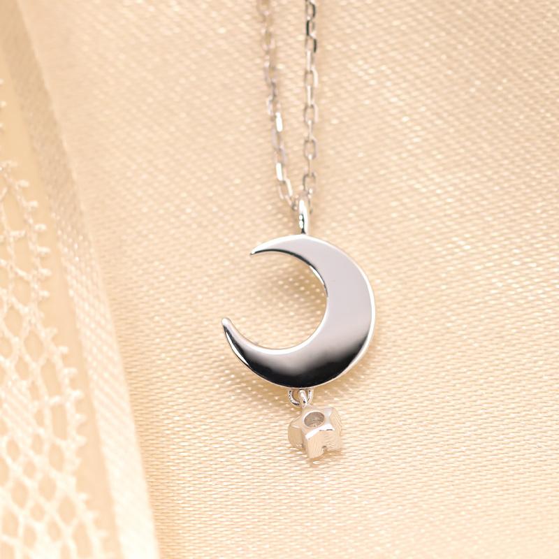 K18YG/WG/PG ダイヤモンド 0.03ct 【Hカラークラス/SIクラス】ペンダント ネックレス 18金 ゴールド ムーン 月 三日月 選べる3カラーの画像