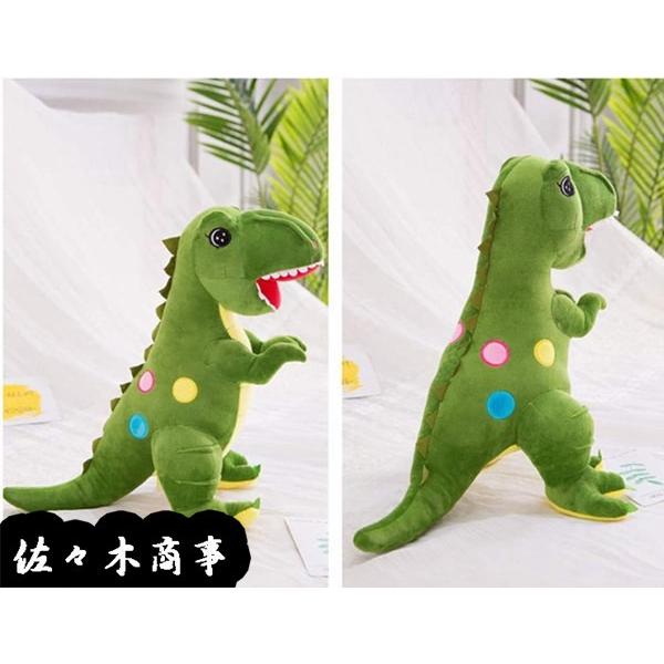 恐竜のぬいぐるみを抱いて寝る