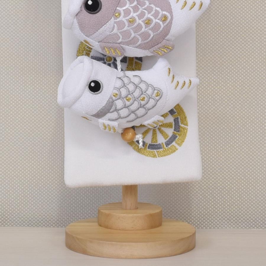 鯉のぼり 室内 こいのぼり 鯉飾り ボヌールグレイ 白 おしゃれ かわいい ミニ 可愛い 五月人形 卓上 コンパクト 可愛い モダン 飾り棒上部がL字タイプです。の画像