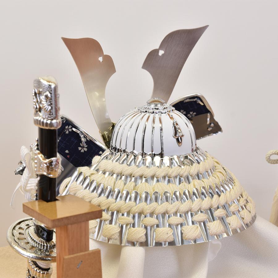 五月人形 コンパクト ケース入り おしゃれ 兜飾り 5号 白銀 中鍬兜 おしゃれ 名将武将 丸型 ケース飾り モダン 木 木製 台 ミニ かわいい 2025 ck25115-5 |  | 08