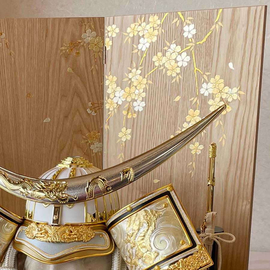 【五月人形 】端午の節句　新品　白兜 ゴールド伊達　収納飾り　おしゃれ 五月人形 コンパクト おしゃれ 兜飾り 兜ケース飾り オルゴール付 端午