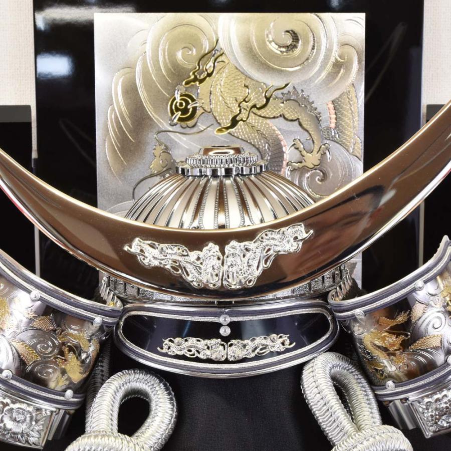 五月人形 コンパクト おしゃれ 兜飾り 収納飾 着用 伊達政宗 25号 名将 武将 シルバー かぶと 木 木製 台付 モダン かっこいい |  | 02