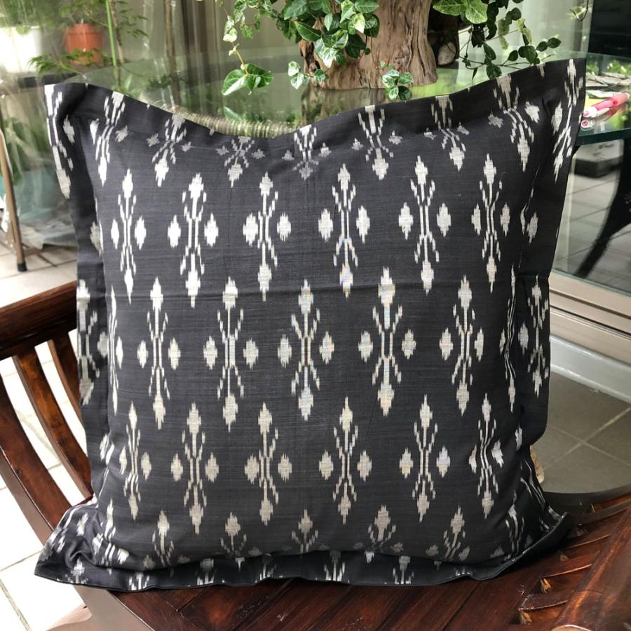 バリイカットのクッションカバー05 裏黒 | 