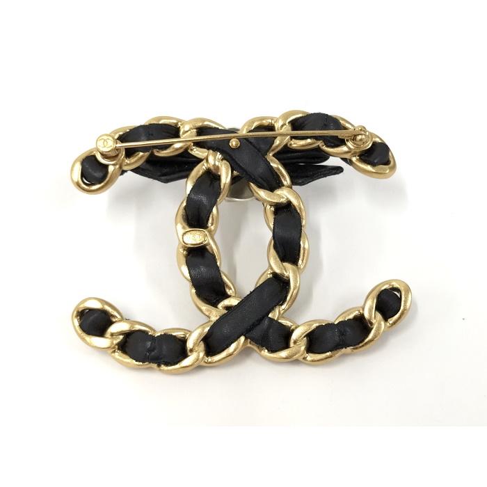 美品★CHANELカメリアレザーブローチ CHANEL - シャネル ブローチ カメリア マットホワイト メタルの