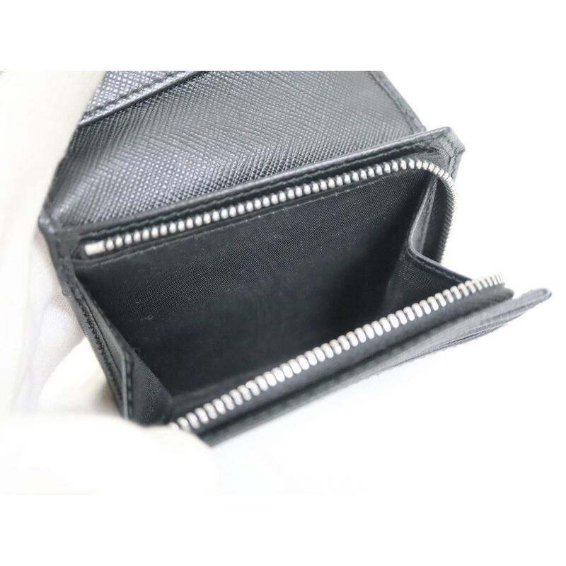 極美品　PRADA 黒 コンパクトウォレット　 サフィアーノレザーシルバー金具 PRADA 二つ折り財布 サフィアーノレザー ブラック×シルバー金具 2MO005