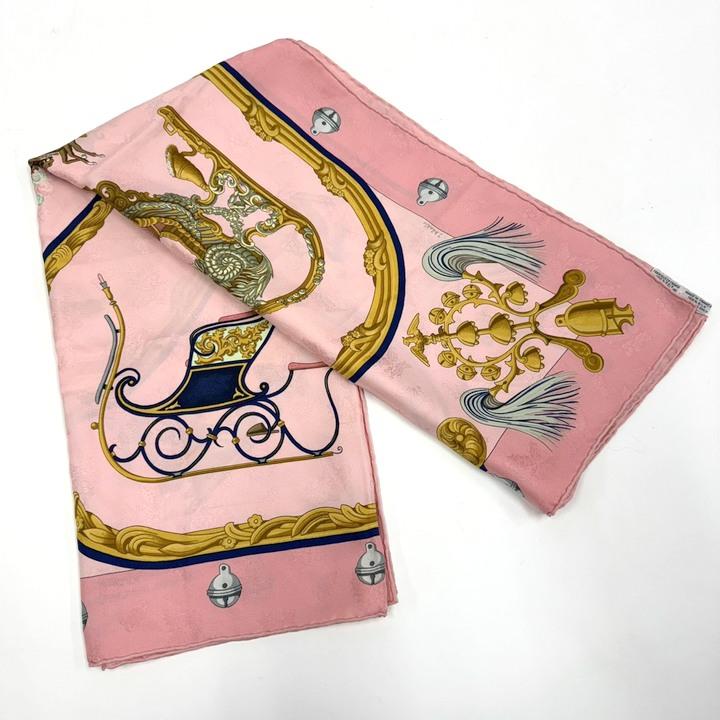 【美品】エルメス カレ90 羽飾り鈴 Plumes et Grelots シルク HERMES エルメス カレ90?羽飾りと鈴? Plumes et Grelots ピンク×マルチ