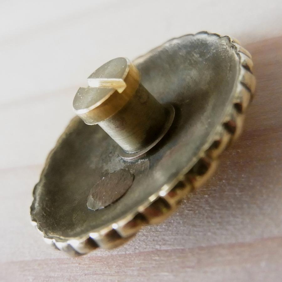 金色の真鍮製 コンチョ ネジ式 ネジ 菊紋 直径24mm 小 菊御紋 菊花紋章