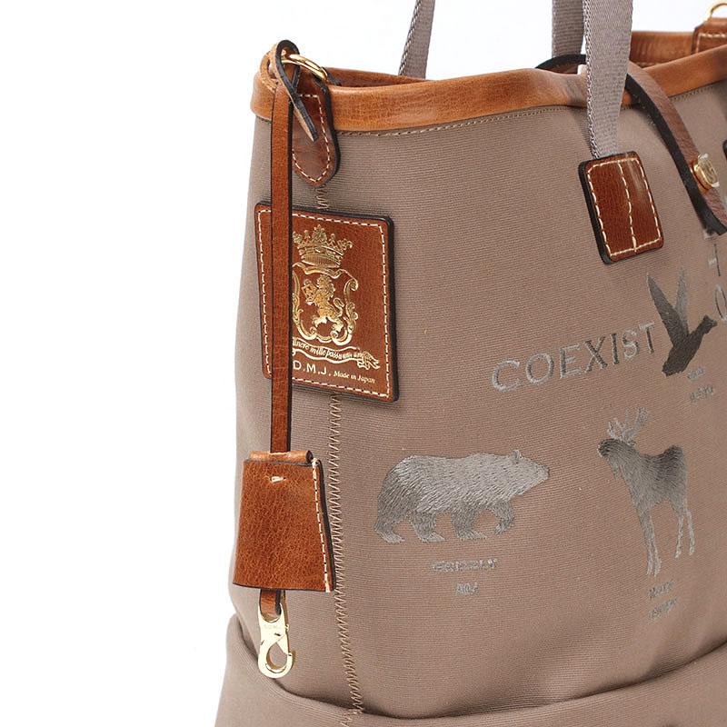 トートバッグ ADMJ 動物刺繍 INTO THE WILD オフィサー/クルーザートート25cm Dカン付き 26SS01027 日本製 正規品 高さあり 自立 肩掛けOK 底マチありの画像