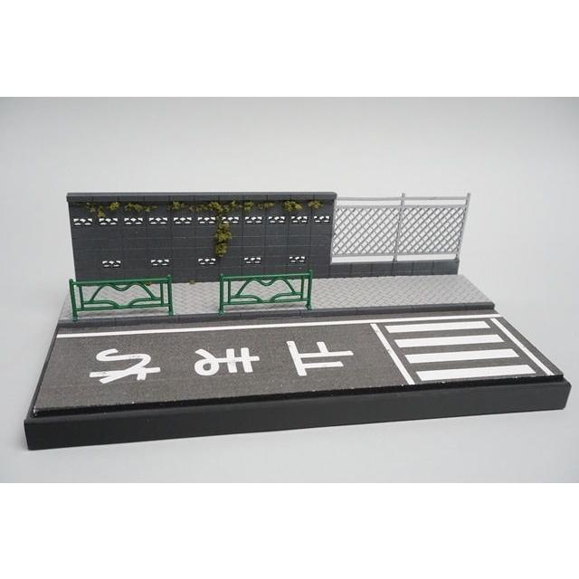 収蔵家 1/ 64 通学路ジオラマ 横断歩道のある街角(SCJ88003)ミニカー