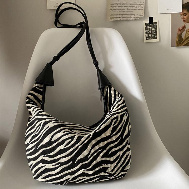 ショルダーバッグ ゼブラ柄 レディース 斜め掛け ジャガード キャンパスバッグ 秋冬 冬 斜めがけバッグ 韓国ファッション Jo Bg 726 海外ファッション Joyfeel 通販 Yahoo ショッピング