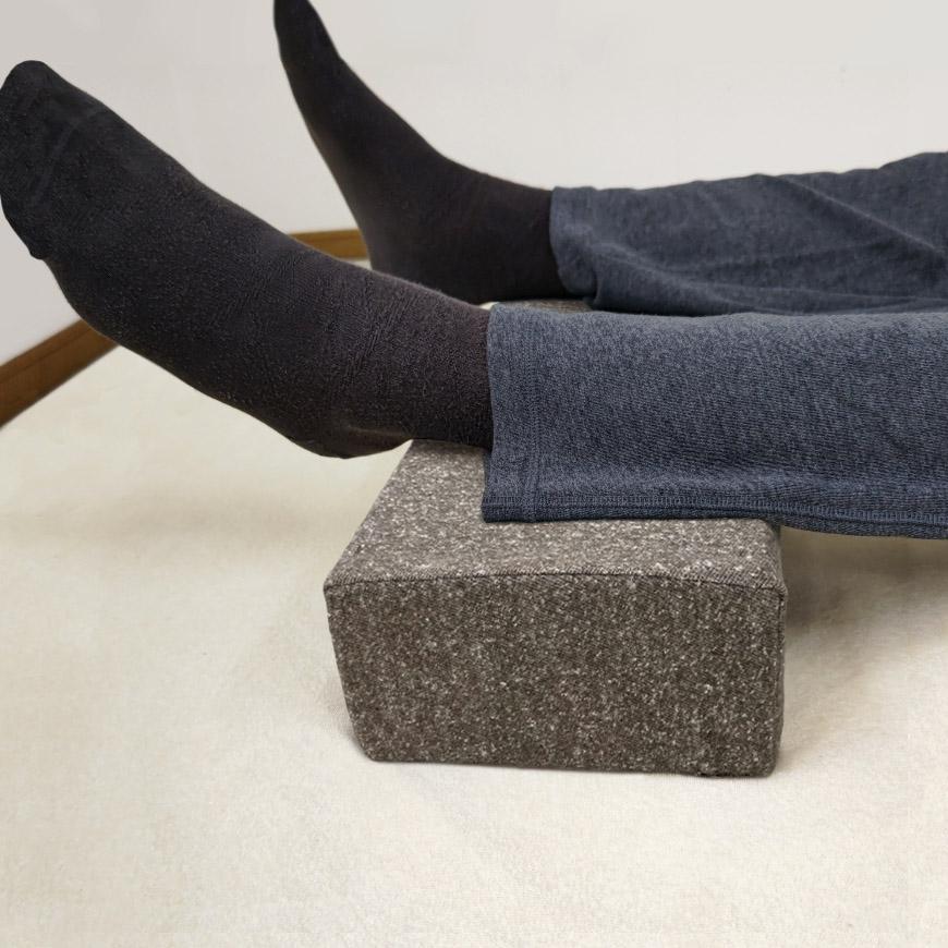 日本製 かため 足枕 10cm厚 固形チップウレタン 硬め 厚め 足まくら 角まくら ひじ置き ウレタン枕 ミニ枕 足のせ 腰痛 浮腫み ナチュラル おしゃれ 介護用品 |  | 02