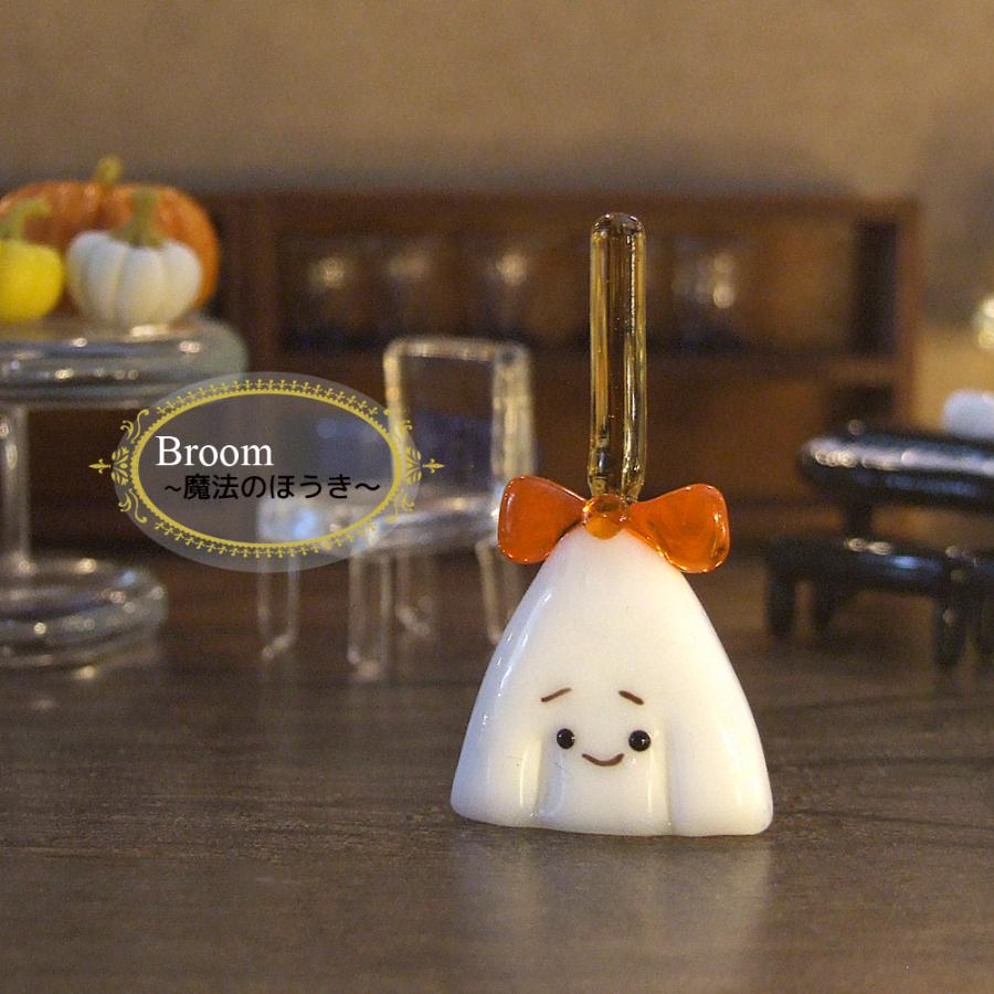 ガラス細工 ミニチュアガラス ハロウィン ほうき 魔法のほうき 雑貨 置物 しとやか ブルーム ほうき Ca 051 ガラス細工 The Joy Luck Store 通販 Yahoo ショッピング