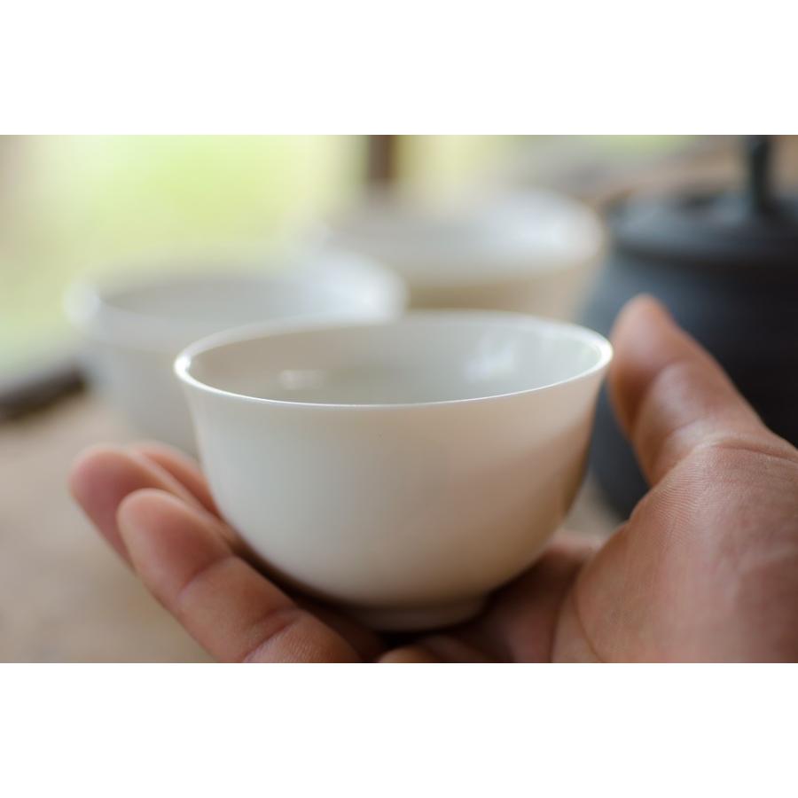 普段使いの小振りな 白磁 煎茶碗 湯飲み Φ7.9cm*H5.0cm 60cc : お茶旅