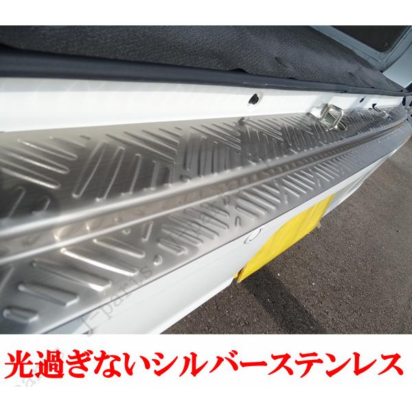 エブリィバン DA17V リア バンパー ガード シルバー縞模様 ステンレス