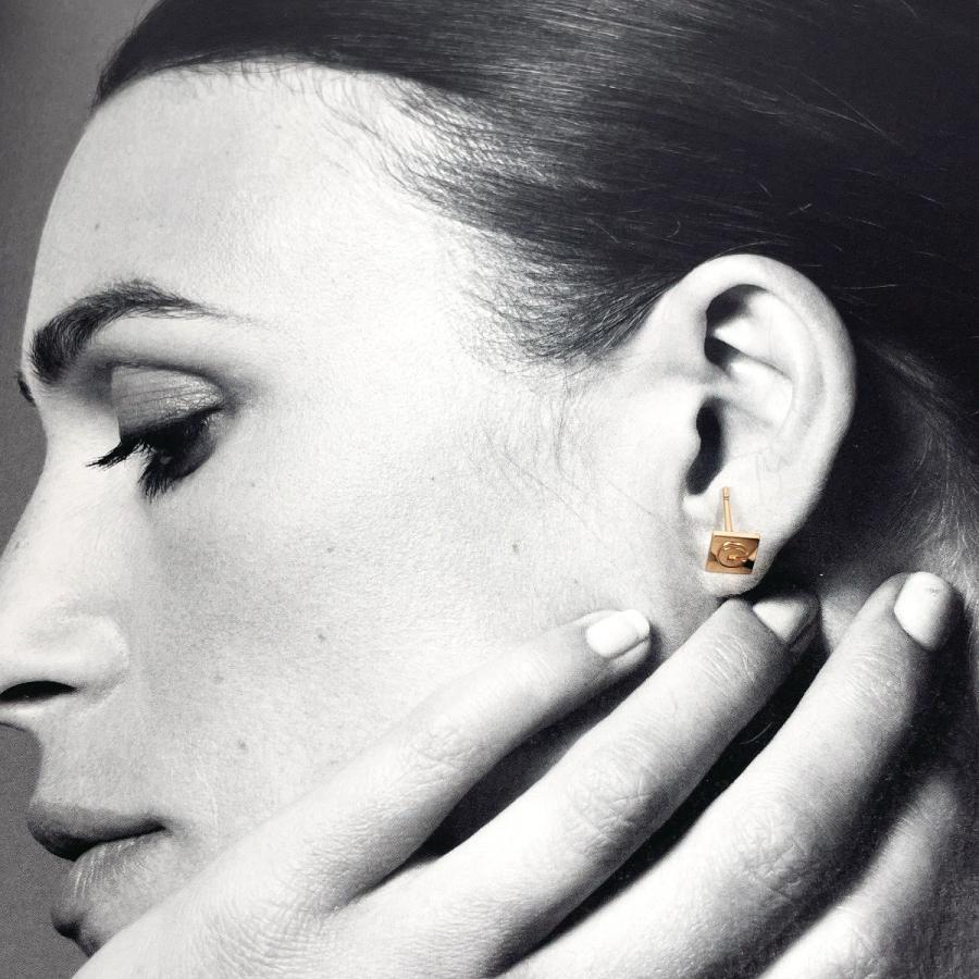 CELINE（セリーヌ） ピアス アシンメトリー Cロゴ アンカー メタル