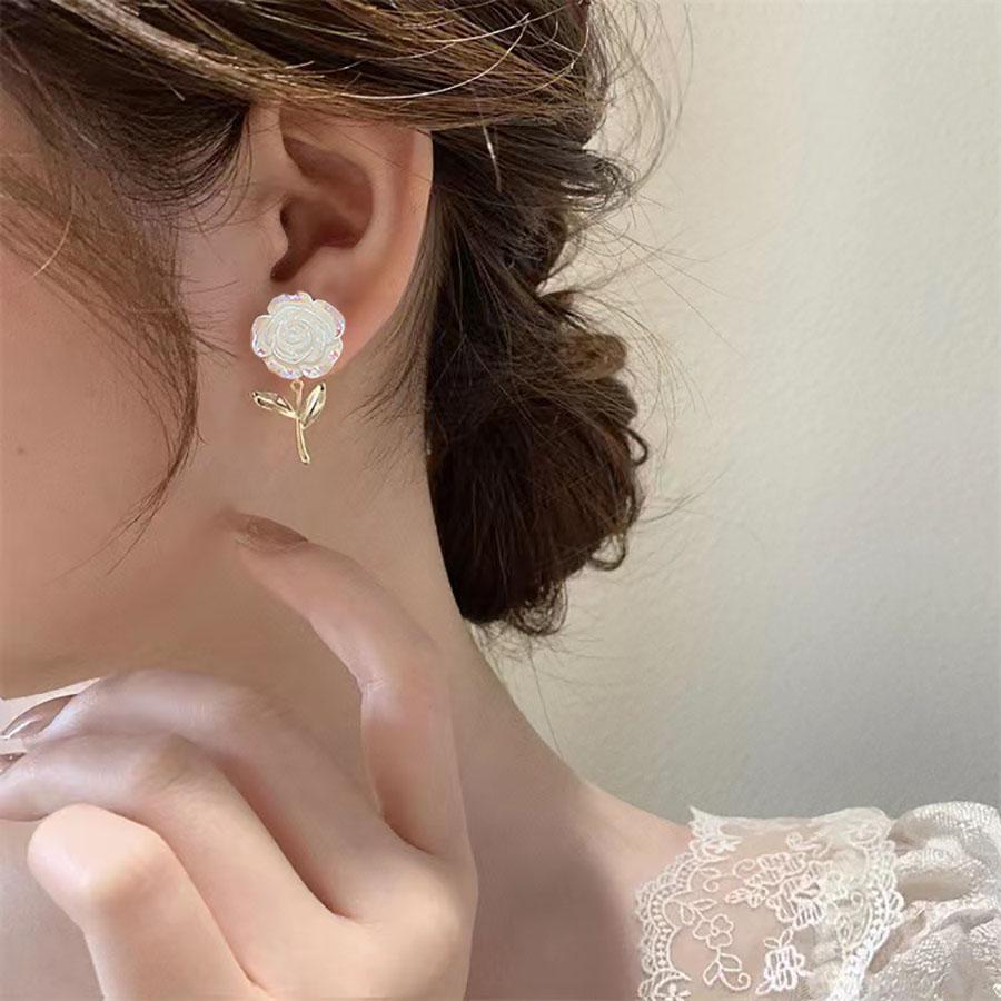 ピアス レディース 揺れる イヤリング 大ぶりピアス 花 キラキラ