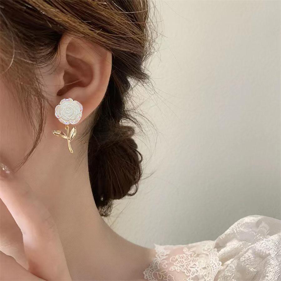 ピアス レディース 揺れる イヤリング 大ぶりピアス 花 キラキラ 