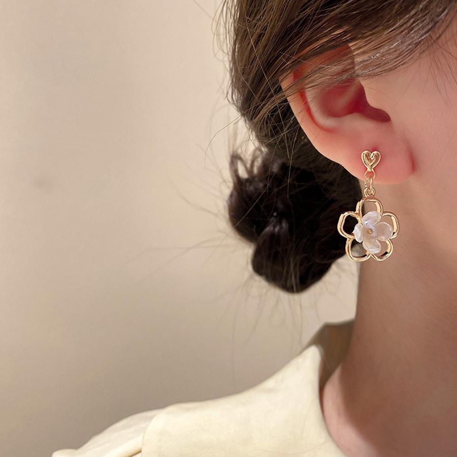 ピアス 揺れる 花 ロングピアス デザイン サークル アクセサリー 