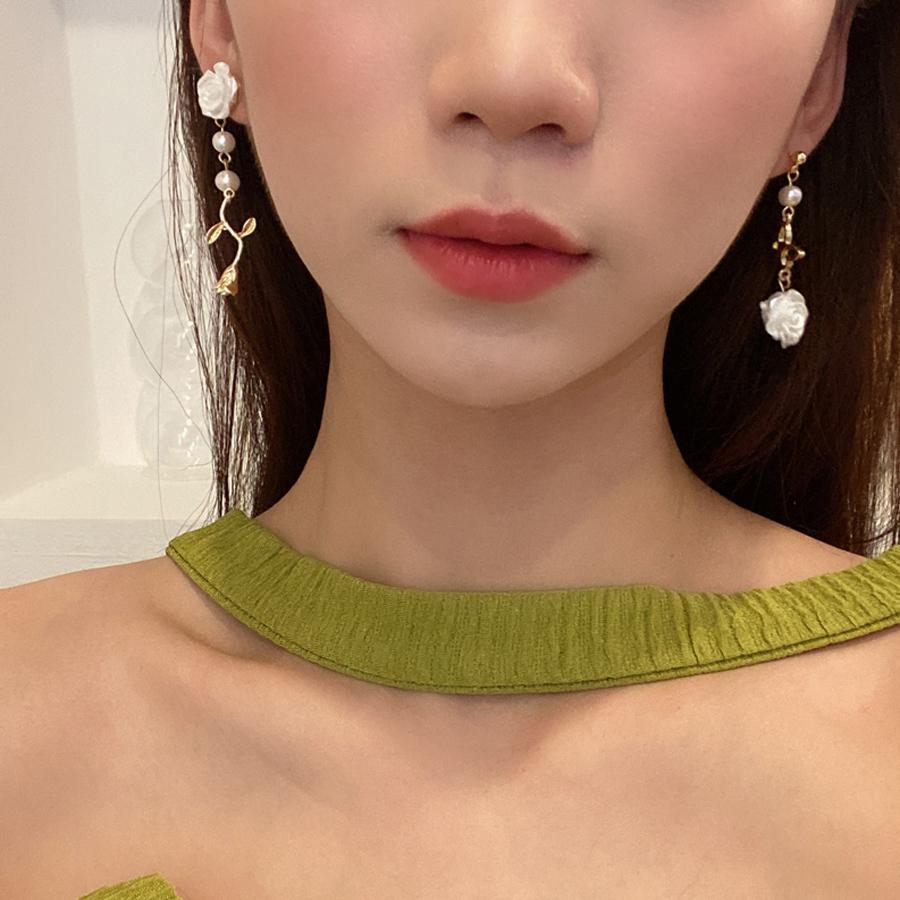 ピアス レディース パール 揺れる ロングピアス 大ぶり モチーフピアス