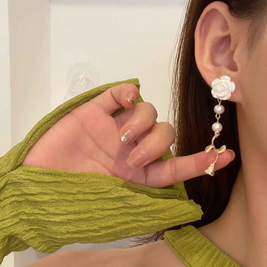 ピアス レディース パール 揺れる ロングピアス 大ぶり モチーフピアス