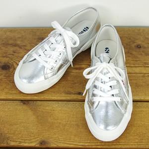 [クーポンで20%OFF]スペルガ/SUPERGA シルバーメタリックキャンバスローカットスニーカーSILVER METALIC CANVAS LOWCUT SNEAKER 2750 COTMETU レディース｜jscompany-store