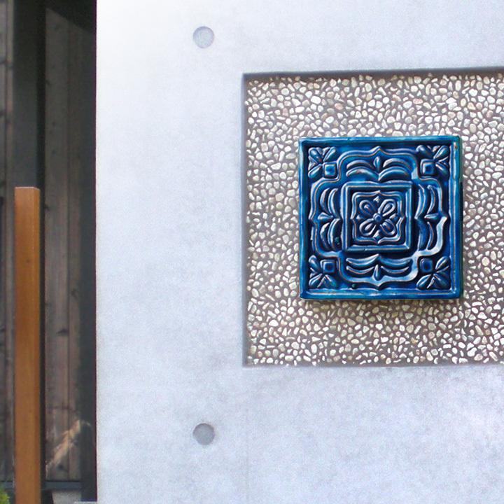 アクセントタイル デザインタイル おしゃれ 可愛い 壁面装飾 ワンポイント カラフル 門柱飾り 外壁 Irakato イラカト 瓦タイル 150角 ハナ4 郵便ポスト 表札のjuicygarden 通販 Paypayモール