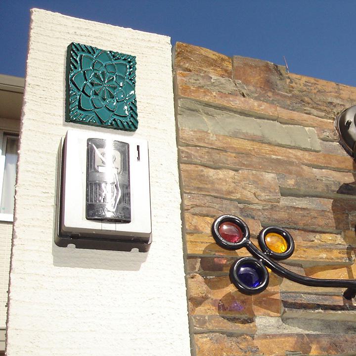 アクセントタイル デザインタイル おしゃれ 可愛い 壁面装飾 ワンポイント カラフル 門柱飾り 外壁 Irakato イラカト 瓦タイル 100角 ハナ1 郵便ポスト 表札のjuicygarden 通販 Paypayモール