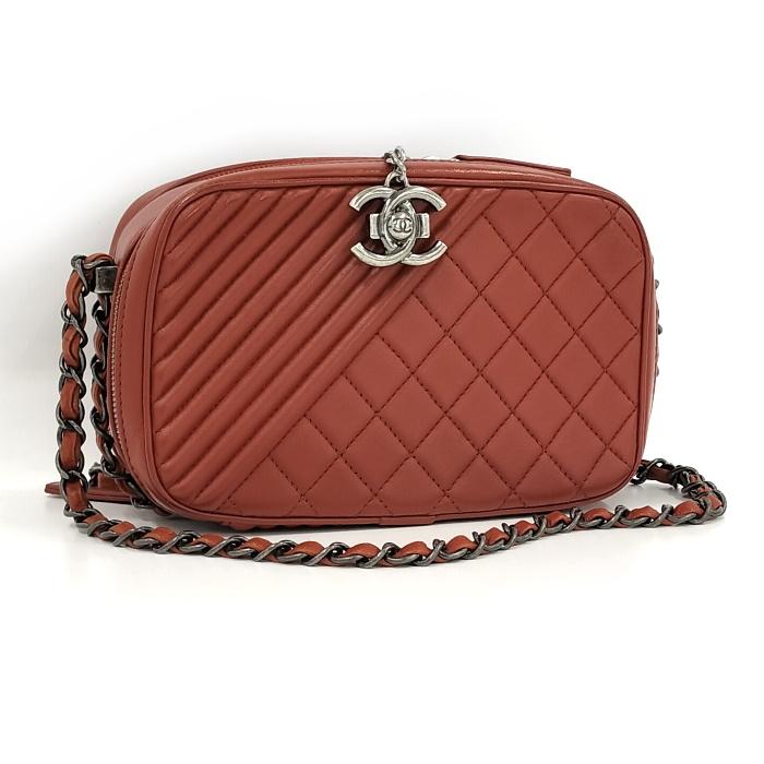 CHANEL チェーンショルダーバッグ ココマーク レザー レッド A92655 CHANEL（シャネル） チェーンショルダーバッグ ココマーク レザー