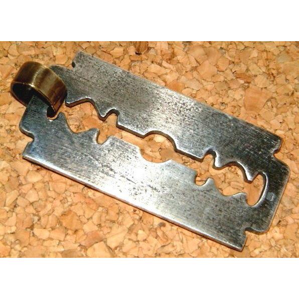 bizarre　カミソリ刃モチーフ　ドッグタグ型　シルバー　中古 HANG ハング】【HATCHET ハチェット】 肉厚 3D彫金 シルバー925製 原寸