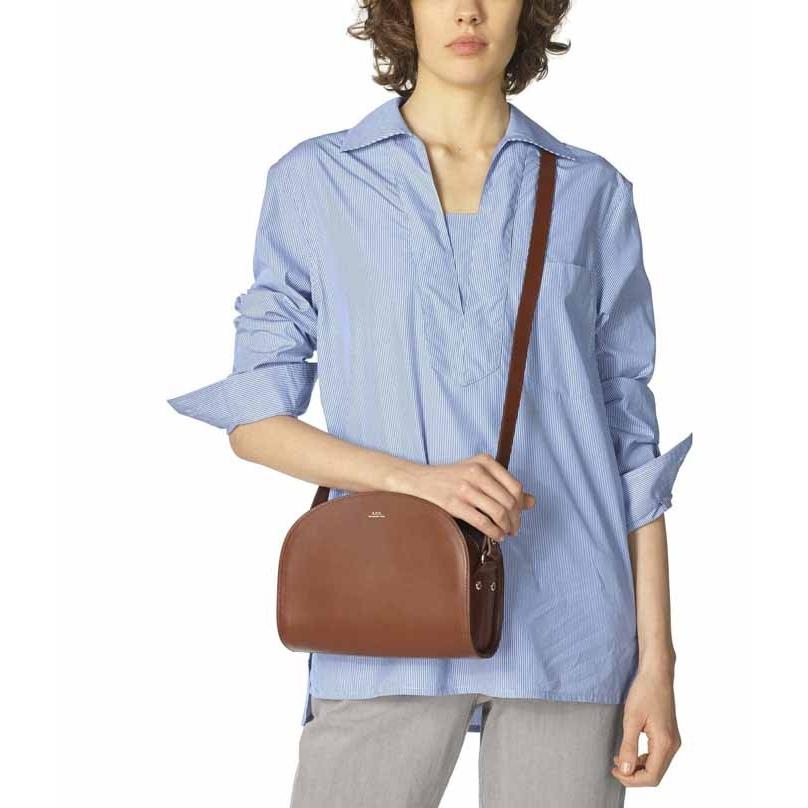 A.P.C. アーペーセー ハーフムーンクロスボディショルダーバッグ A.P.C. アーペーセー ハーフムーンクロスボディショルダーバッグ
