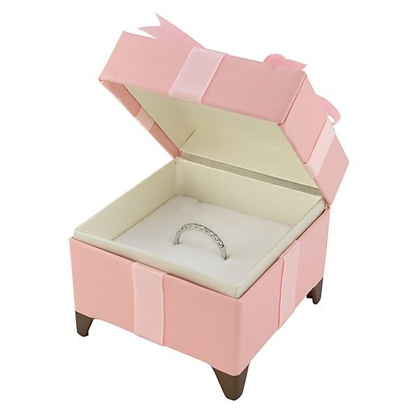 ピンクのリボンの形のアクセサリーケースです