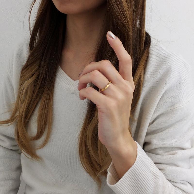 ミル打ち リング 2.5mm幅 18金 指輪 レディース K18 シンプル 単品 地金 大人 結婚指輪 ペアリング 文字入れ 刻印 可能 日本製 受注 爆買の画像