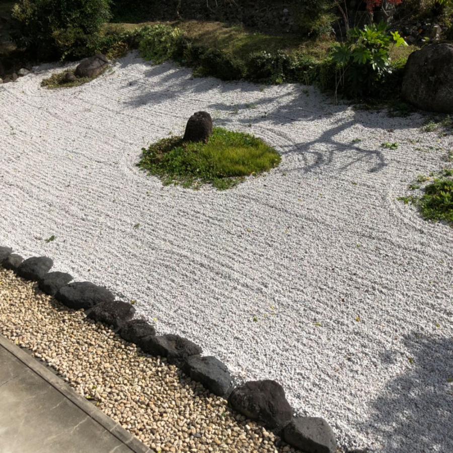 庭 和風 花崗岩 砂利 駐車場 和 枯山水 黒い雲母 敷砂利 玄関 アプローチ 坪庭 おしゃれ 新白川砂利 5分 約1 5 1 8cm 1kg 砂利んこ 通販 Yahoo ショッピング