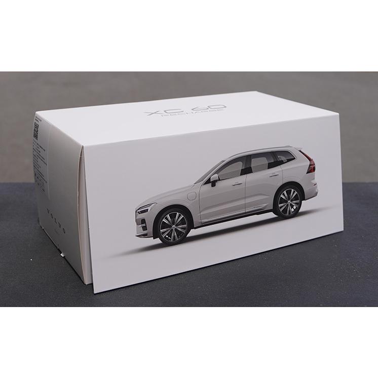 ミニカー 1/18 ボルボ XC60 2022 ホワイト