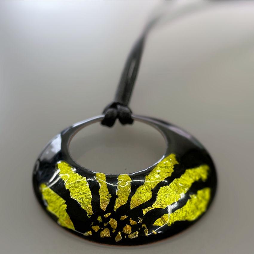 七宝焼 ペンダントTOP I <260211zアクセサリー・七宝> 七宝焼アクセサリー　紐付きペンダント　銀箔　螺鈿風 