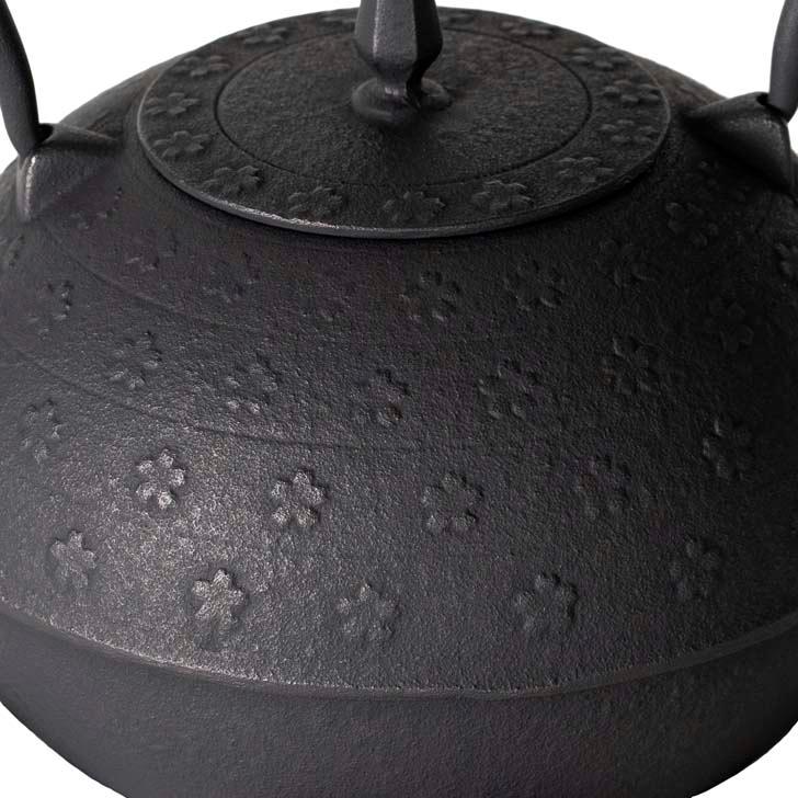 池永鉄工 ◎ 南部鉄瓶 梔子（くちなし）さくら文様 墨 南部鉄器 日本製