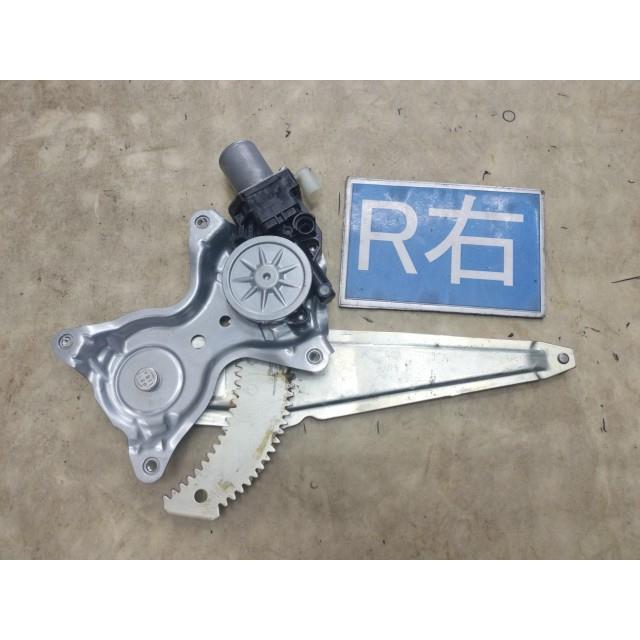 ウェイク 【KBT】ウェイク DBA-LA700S 右リア ドアレギュレーター