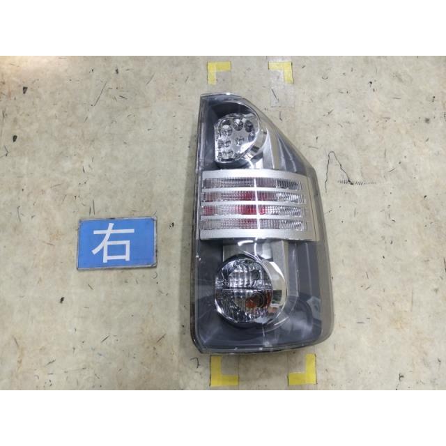 ヴォクシー 【KBT】ヴォクシー DBA-ZRR70W 右テールランプ 81551-28440