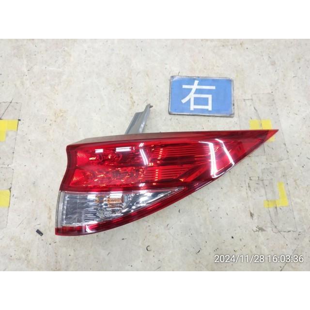 エスティマ 【KBT】エスティマ DBA-ACR50W 右テールランプ 81551-28500