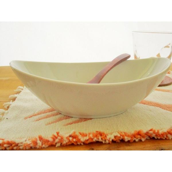 陶器製クリーム色ボウル 中型 深型リーフボウル20.7cm 白い食器 楕円 中鉢 オシャレ 子供カレー