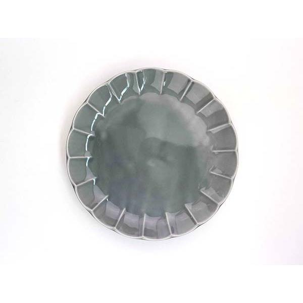 食器 中皿 おしゃれ お花 グレー 21.4cm しのぎ 灰色 プレート 輪花